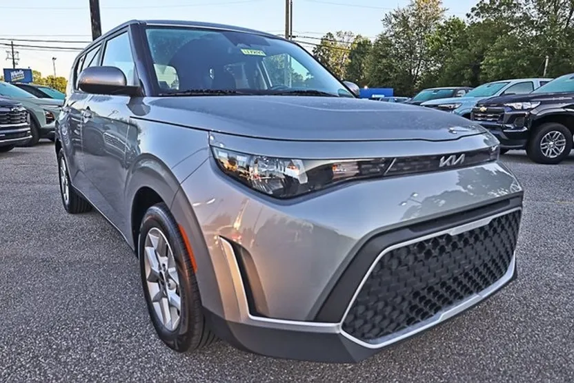 2023 Kia Soul LX photo 1