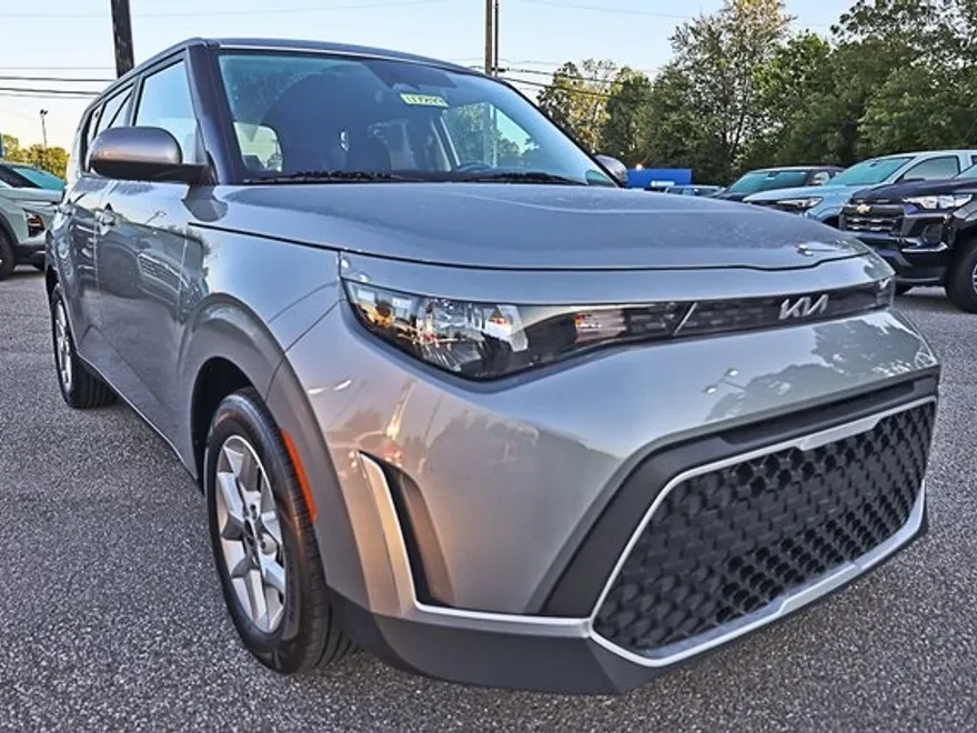 2023 Kia Soul LX photo 1