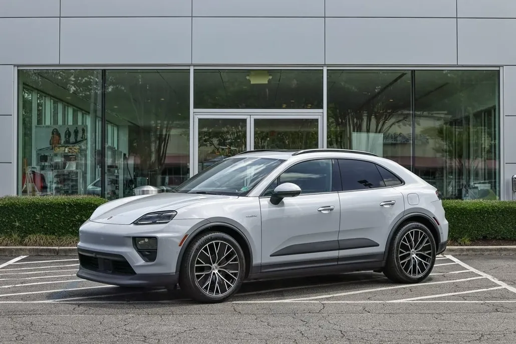 2025 Porsche Macan Electric photo 1