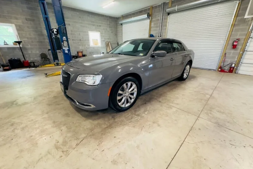 2018 Chrysler 300 Touring photo 1