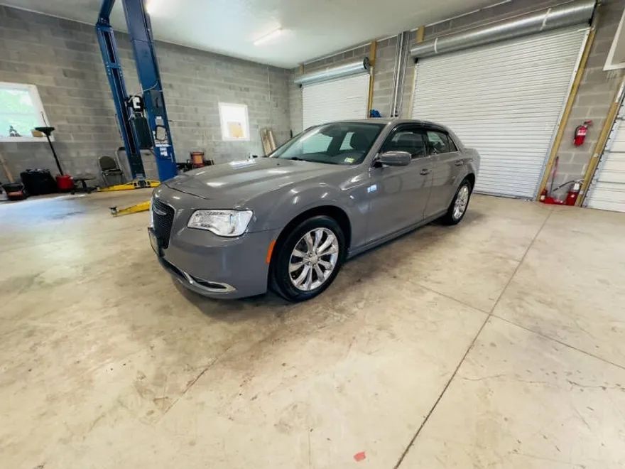 2018 Chrysler 300 Touring photo 1