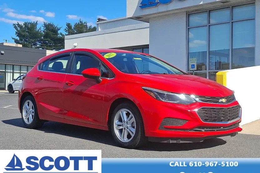 2017 Chevrolet Cruze LT photo 1