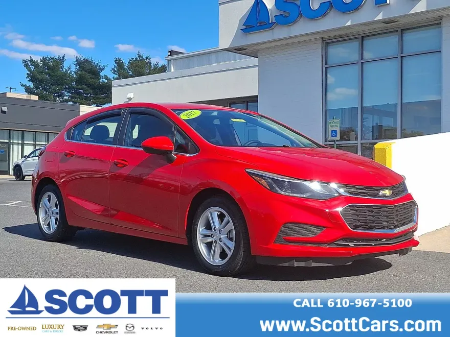 2017 Chevrolet Cruze LT photo 1
