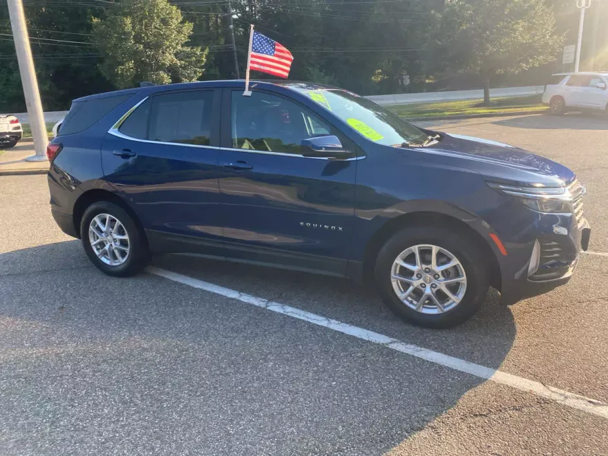 2022 Chevrolet Equinox LT photo 1