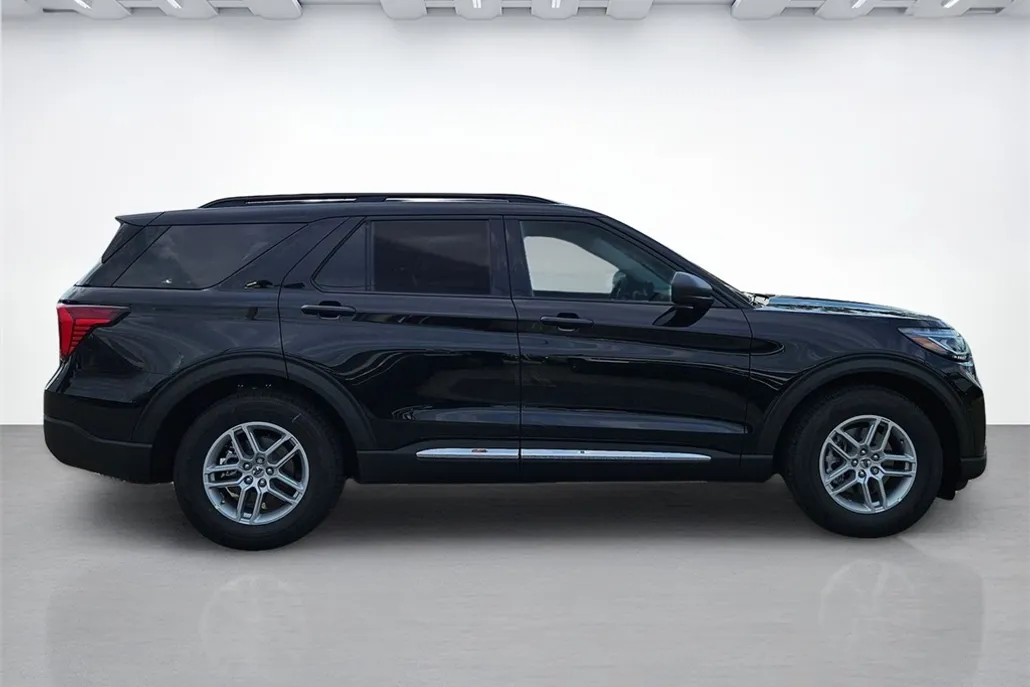 2025 Ford Explorer photo 1