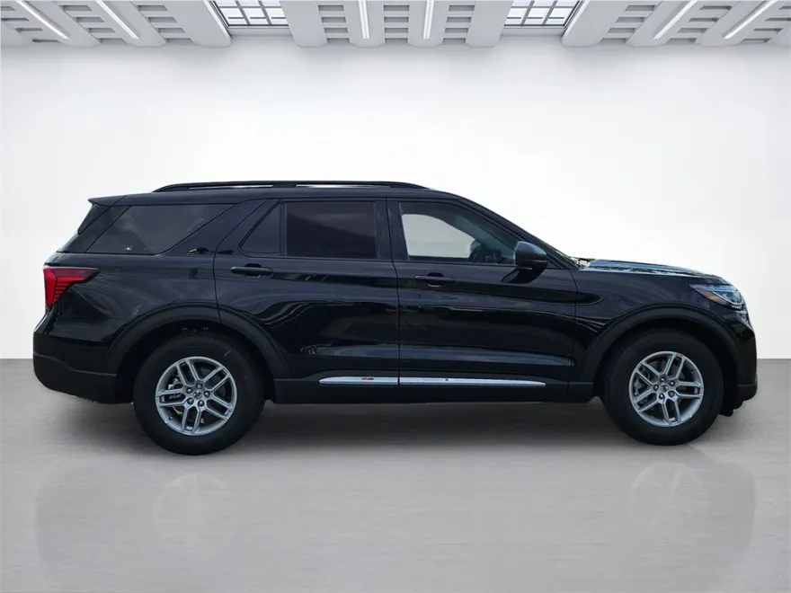2025 Ford Explorer photo 1