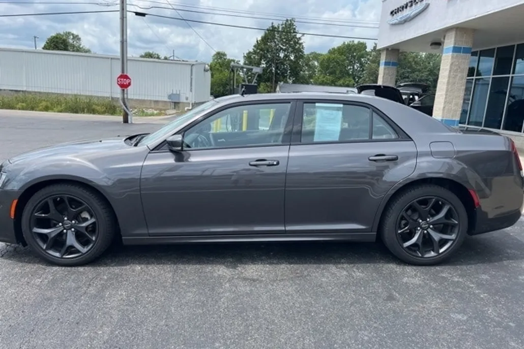 2023 Chrysler 300 Touring L photo 1
