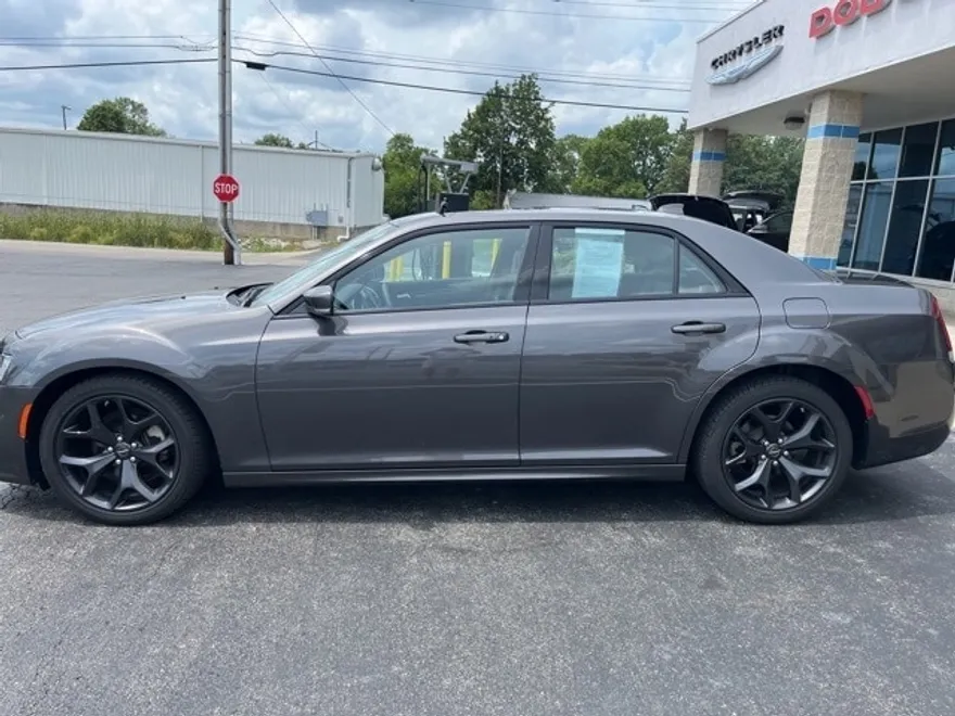 2023 Chrysler 300 Touring L photo 1