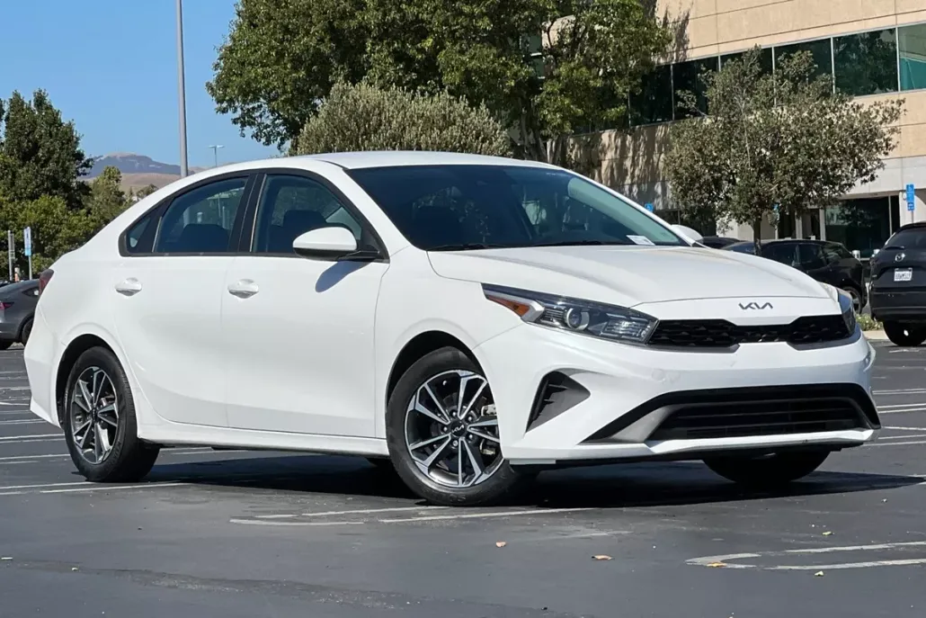 2023 Kia Forte LXS photo 1