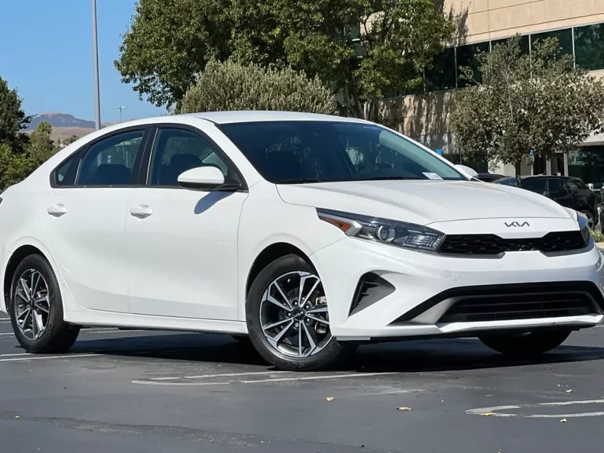 2023 Kia Forte LXS photo 1