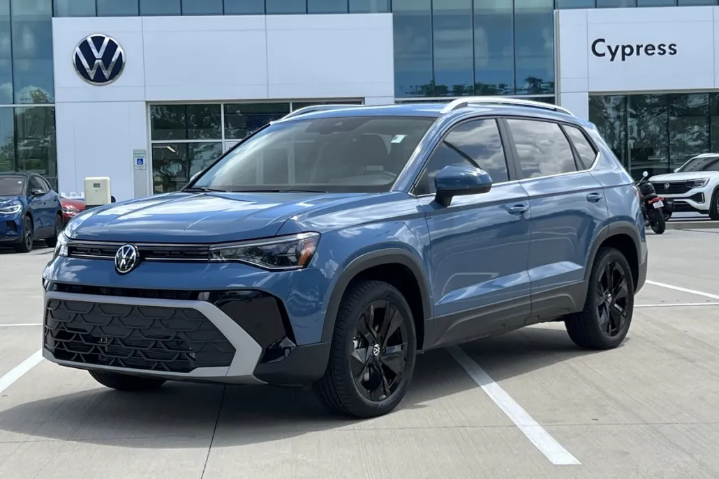 2025 Volkswagen Taos SE photo 1