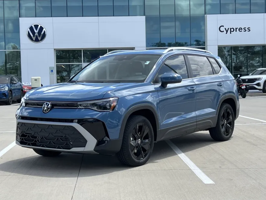 2025 Volkswagen Taos SE photo 1