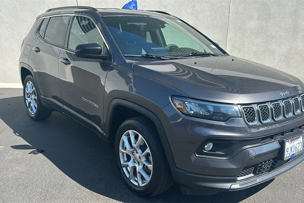 2023 Jeep Compass Latitude Lux photo 1
