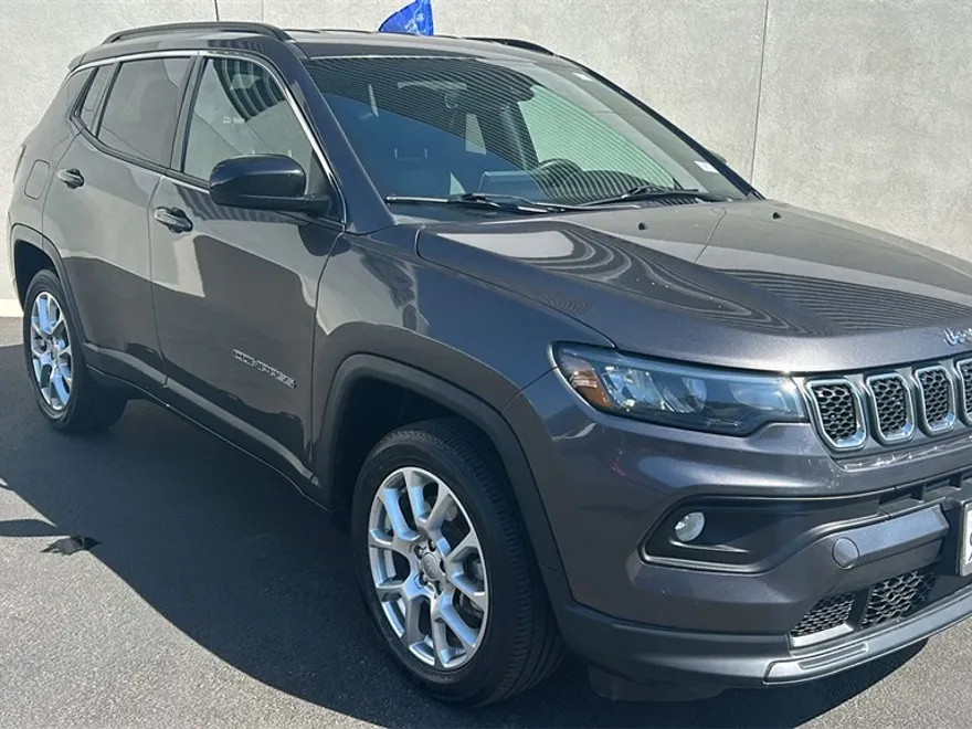 2023 Jeep Compass Latitude Lux photo 1