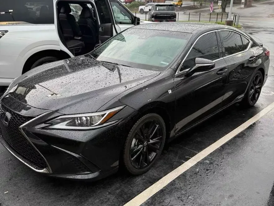 2022 Lexus ES 300h F SPORT photo 1