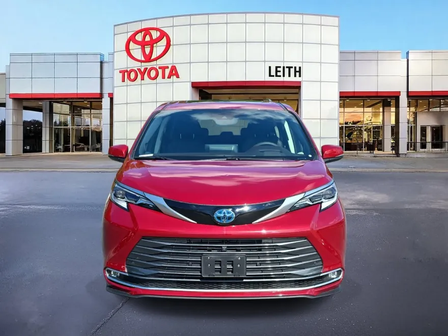2023 Toyota Sienna Platinum photo 1