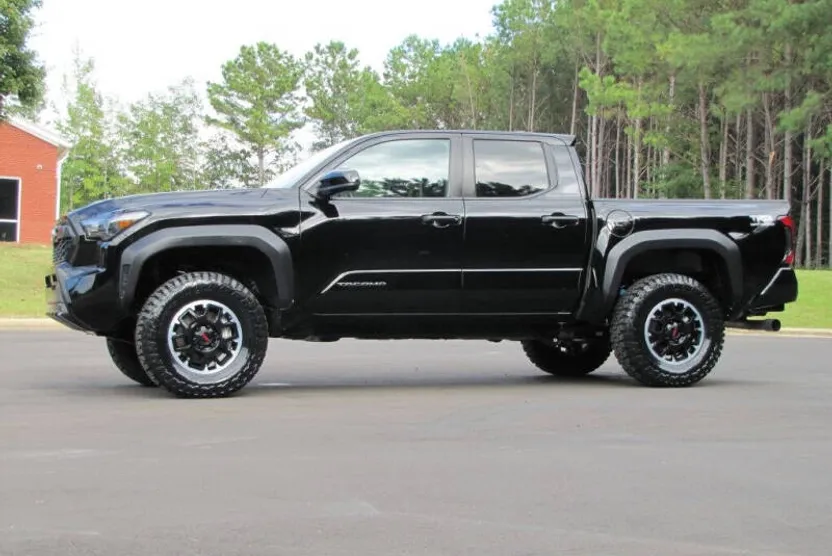 2024 Toyota Tacoma TRD 4x4 photo 1