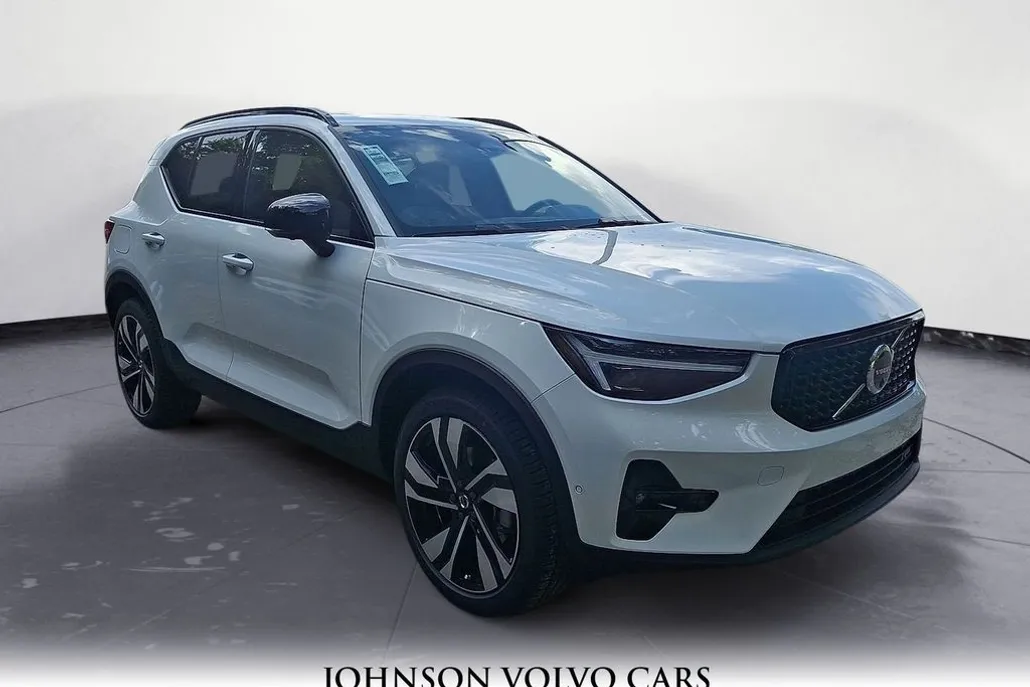 2026 Volvo XC40 photo 1