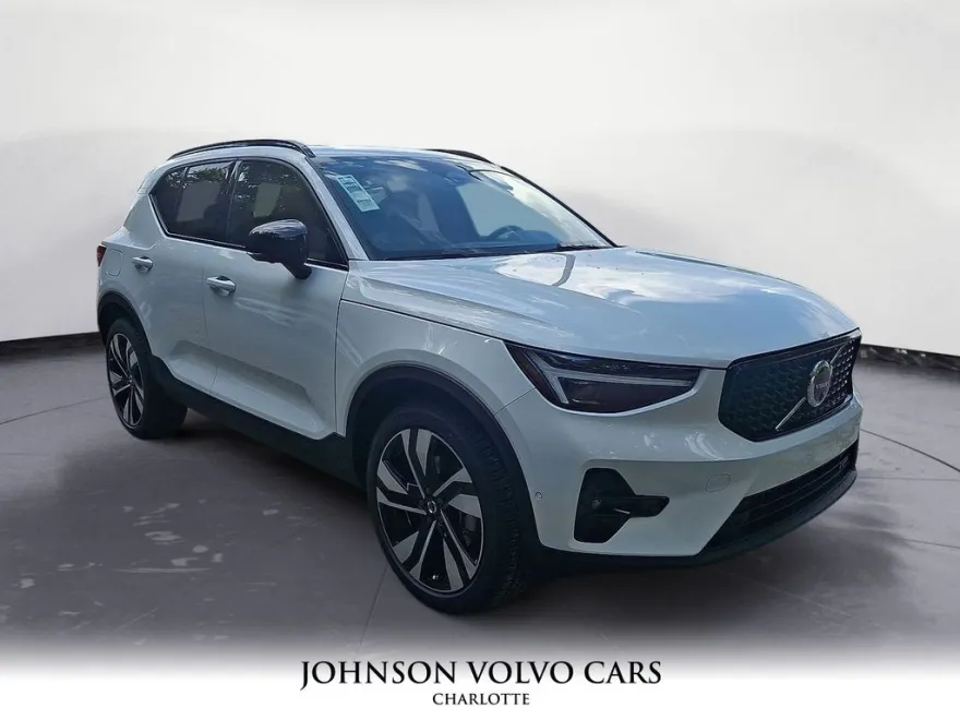 2026 Volvo XC40 photo 1