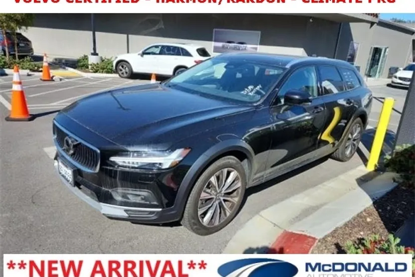 2023 Volvo V90 Cross Country B6 AWD Plus photo 1