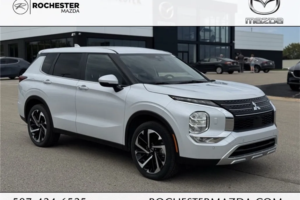 2024 Mitsubishi Outlander SE photo 1