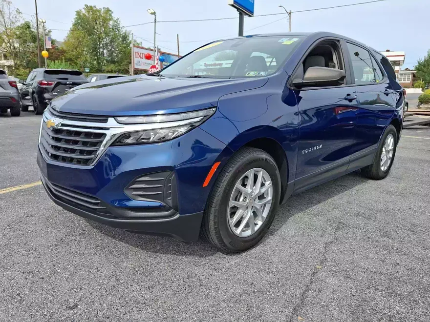 2022 Chevrolet Equinox LS photo 1