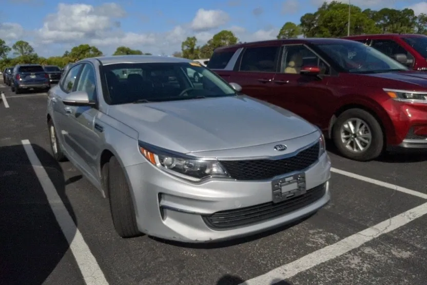 2016 Kia Optima LX photo 1