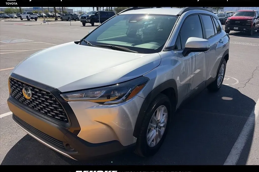 2023 Toyota Corolla Cross LE photo 1