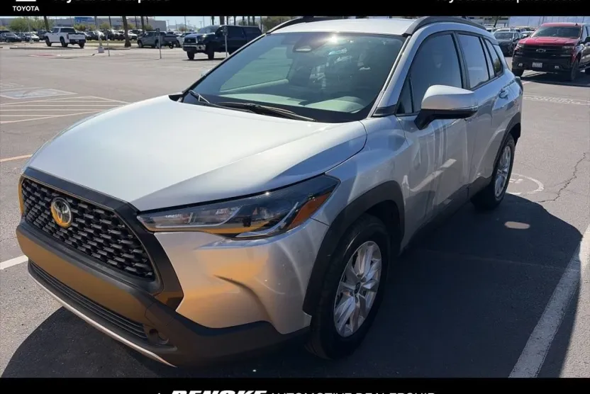 2023 Toyota Corolla Cross LE photo 1