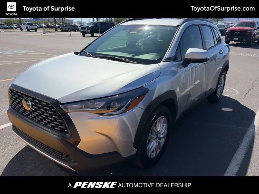 2023 Toyota Corolla Cross LE photo 1