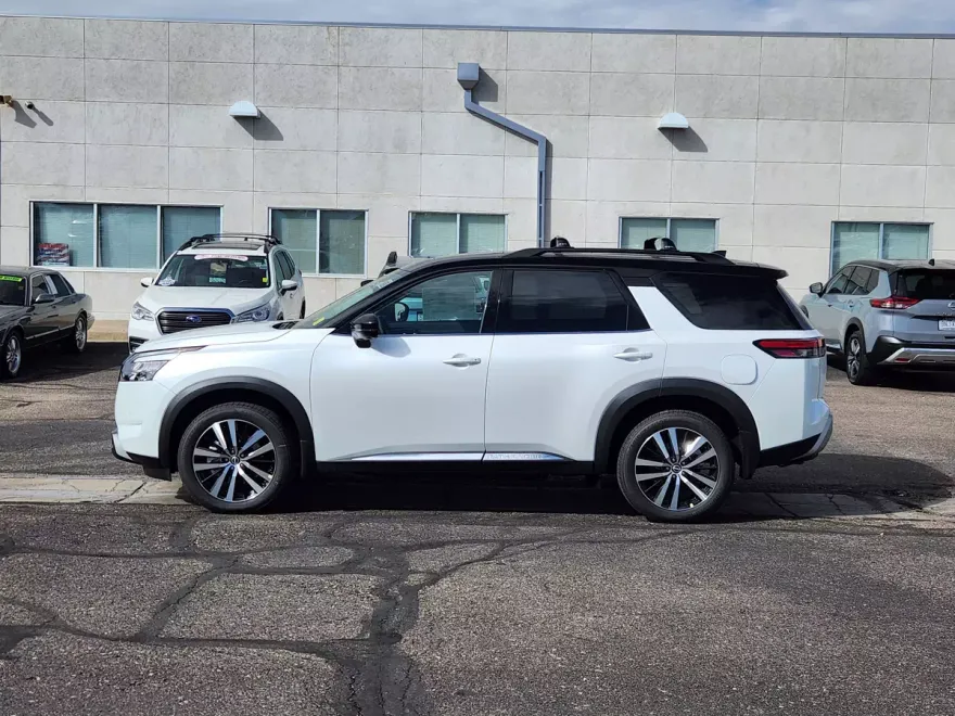 2025 Nissan Pathfinder Platinum photo 1
