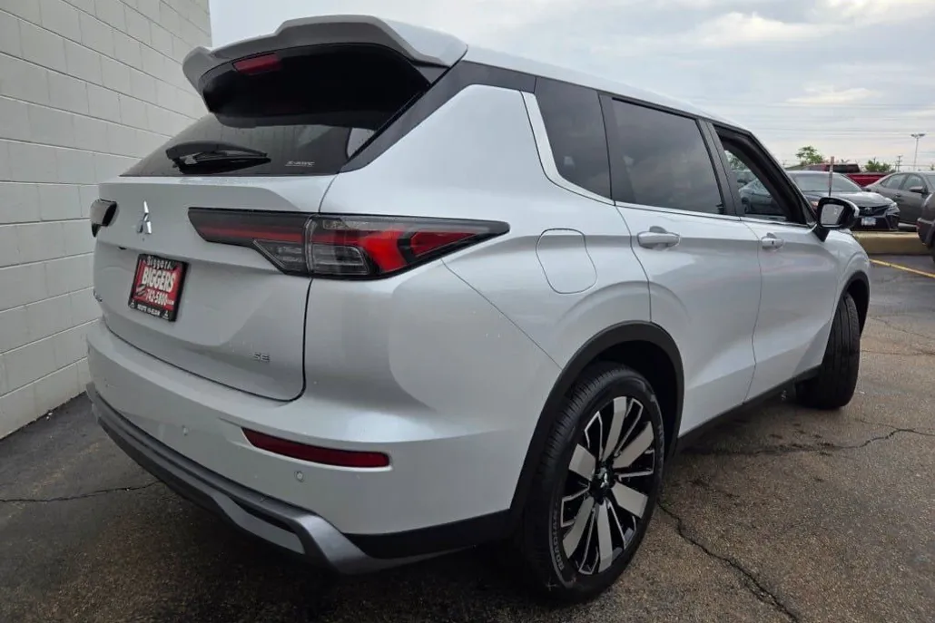 2025 Mitsubishi Outlander SE photo 1