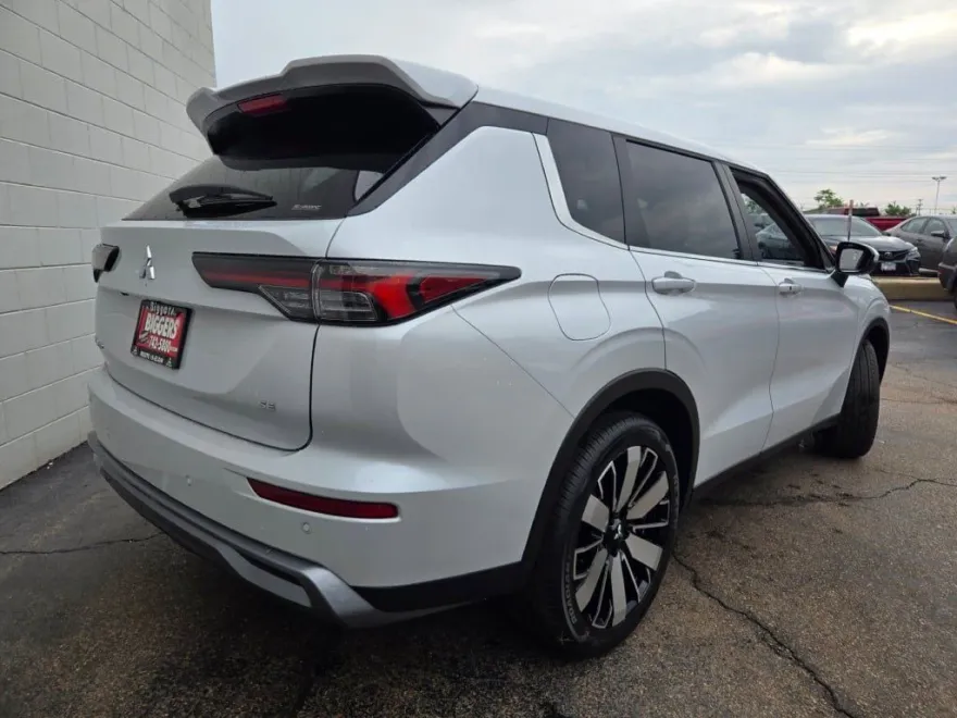 2025 Mitsubishi Outlander SE photo 1