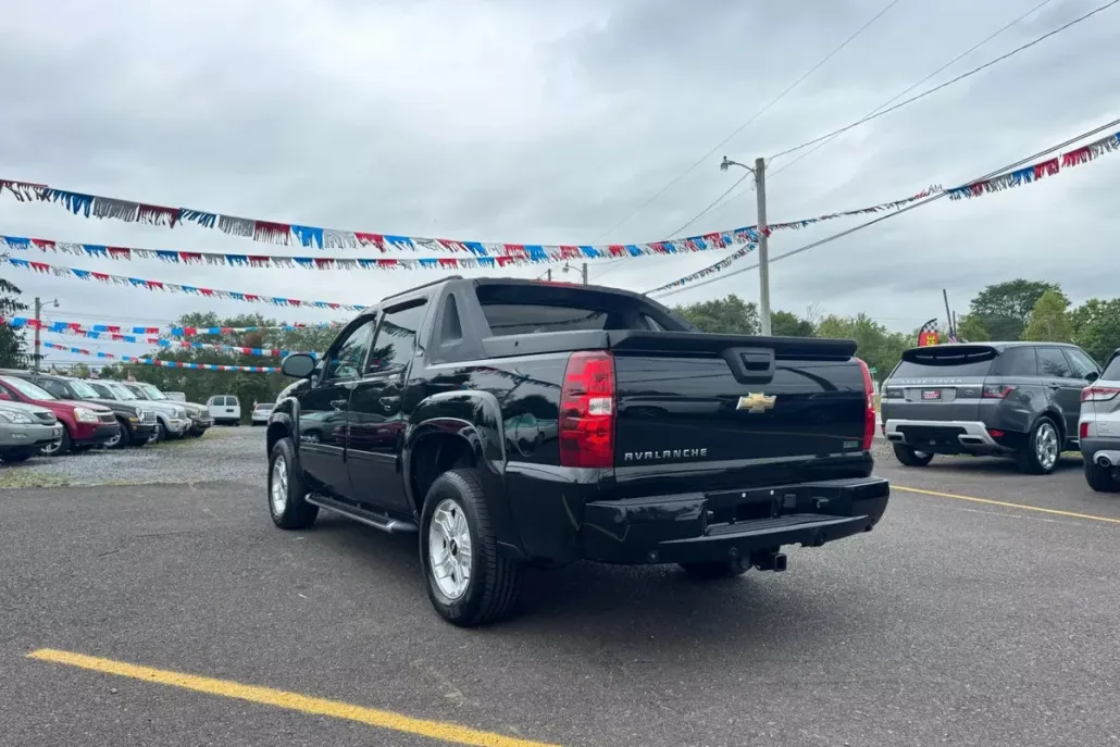 2011 Chevrolet Avalanche LT photo 1
