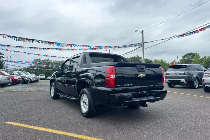 2011 Chevrolet Avalanche LT photo 1