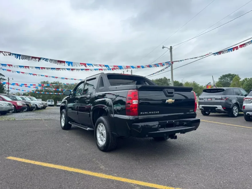 2011 Chevrolet Avalanche LT photo 1