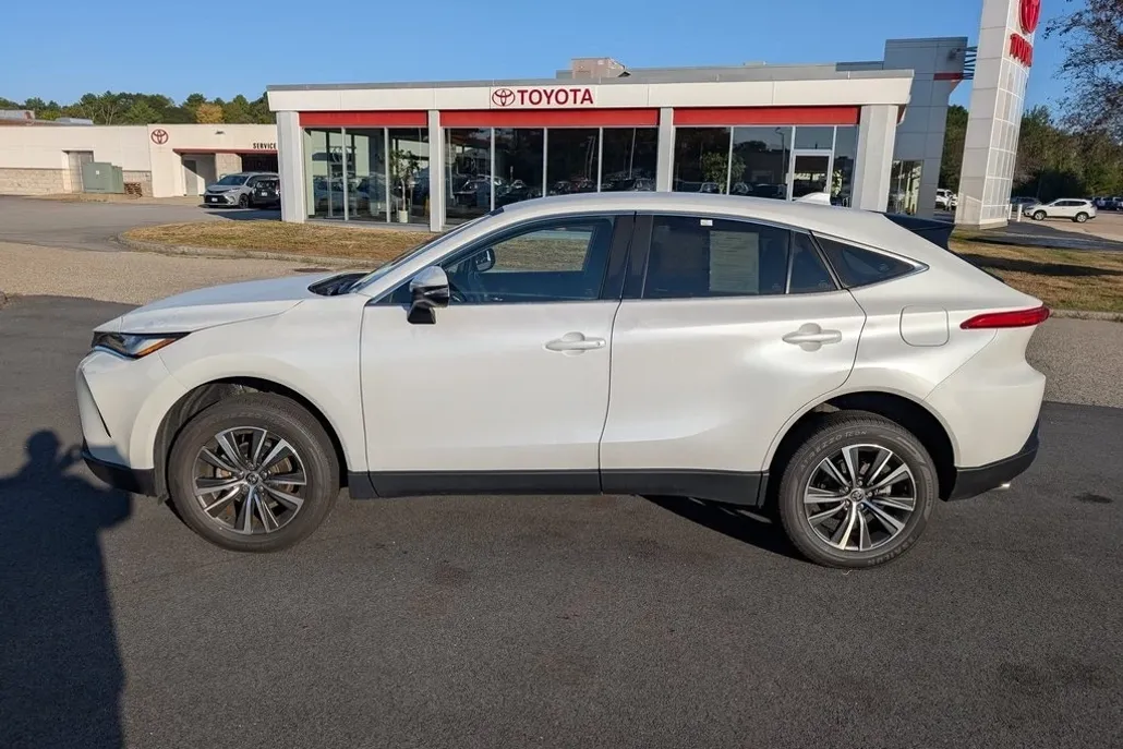 2023 Toyota Venza LE photo 1