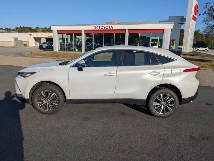 2023 Toyota Venza LE photo 1