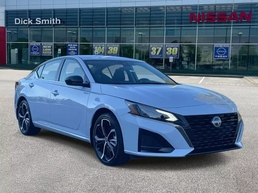2025 Nissan Altima SR photo 1