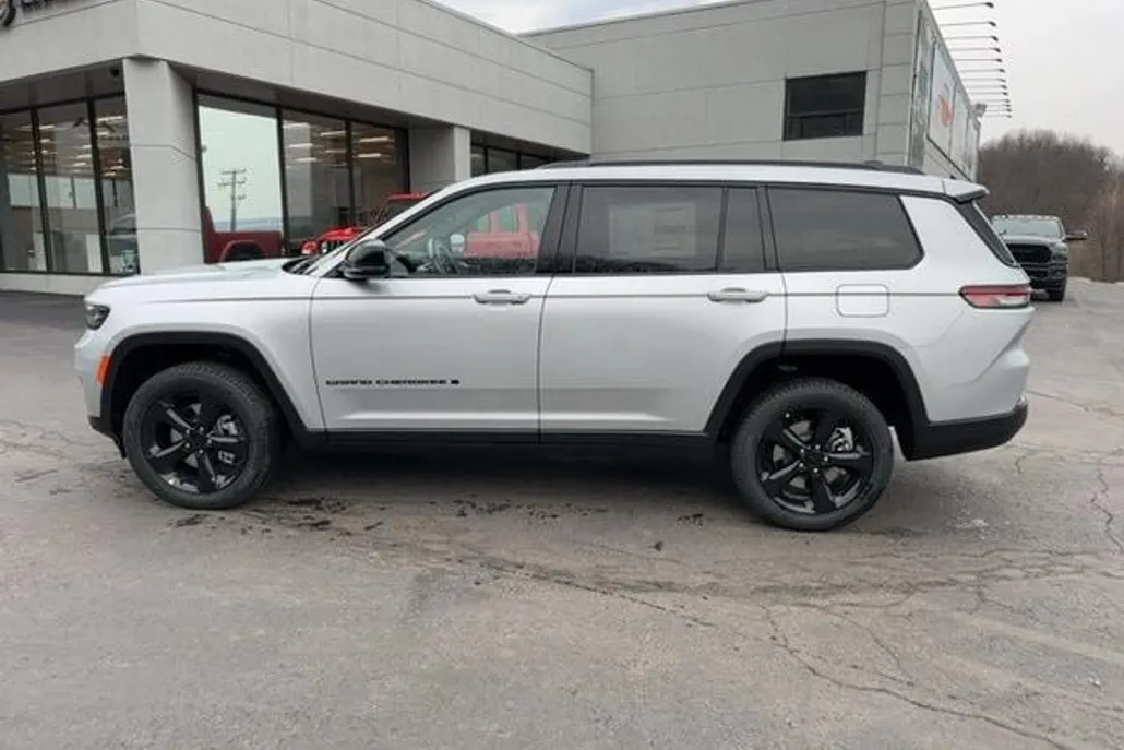 2024 Jeep Grand Cherokee Limited photo 1