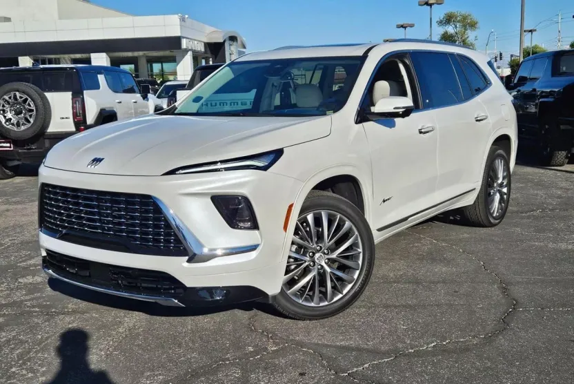 2025 Buick Enclave Avenir photo 1