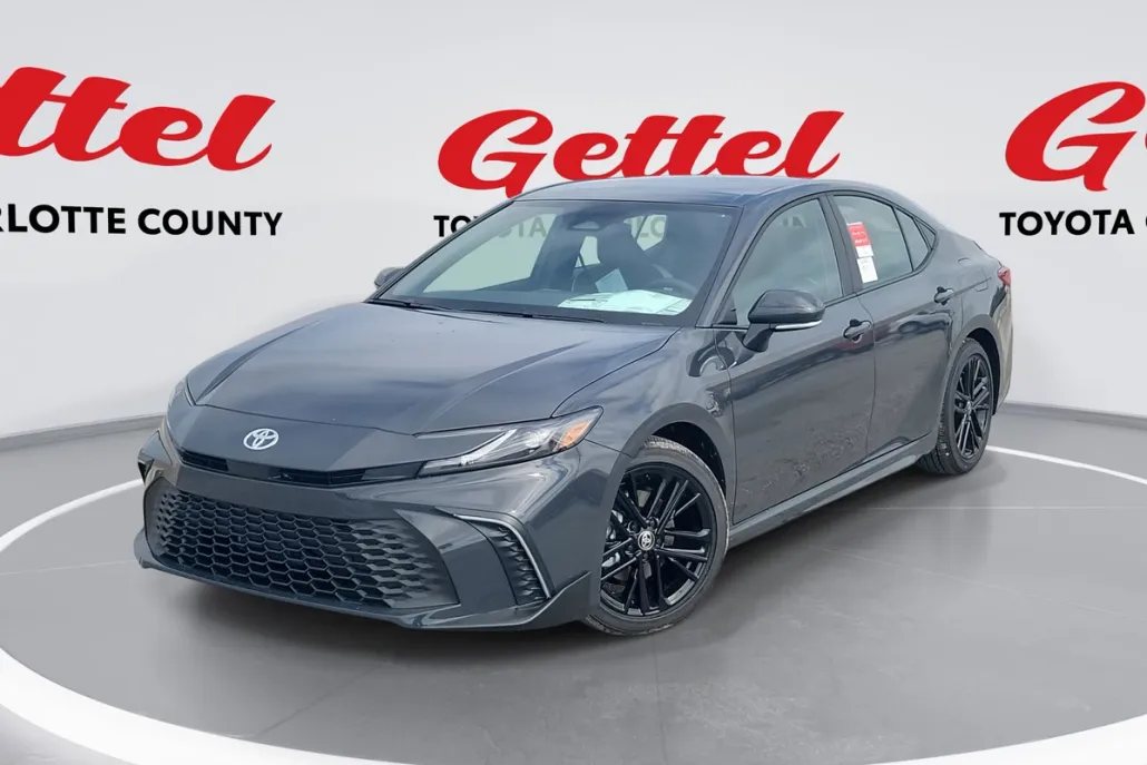2025 Toyota Camry SE photo 1