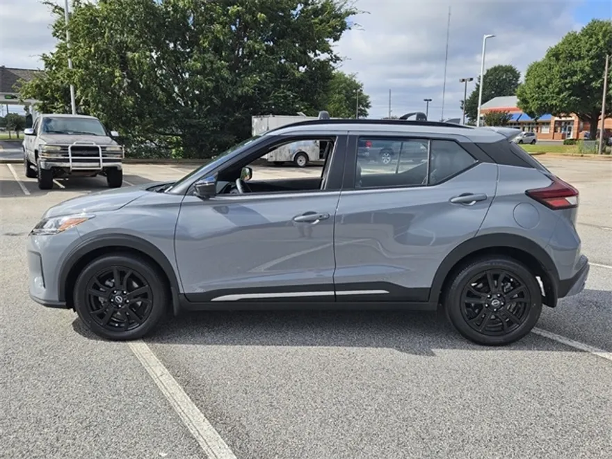 2024 Nissan Kicks SR photo 1