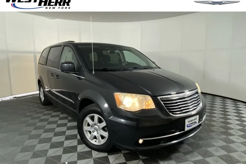 2011 Chrysler Town & Country Touring photo 1