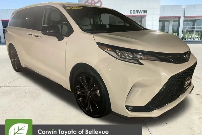 2025 Toyota Sienna XSE photo 1