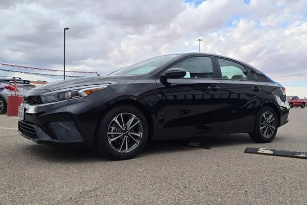 2023 Kia Forte LXS photo 1
