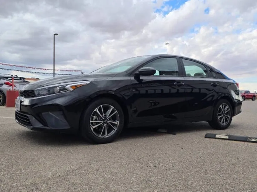 2023 Kia Forte LXS photo 1