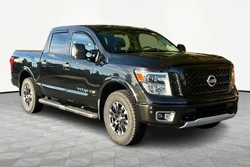 2019 Nissan Titan photo 1