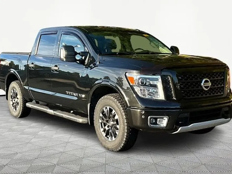 2019 Nissan Titan photo 1