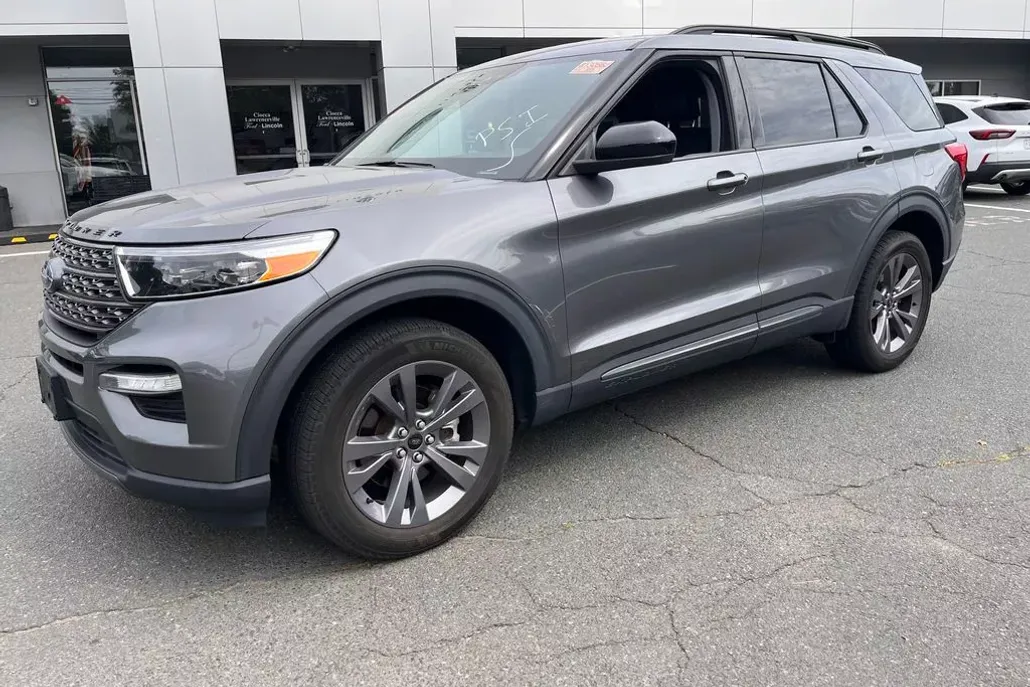 2022 Ford Explorer XLT photo 1
